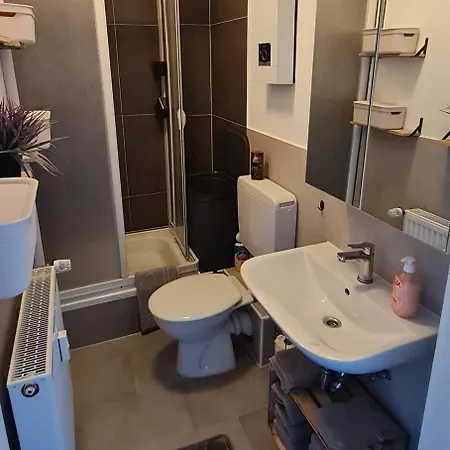 Moderne, Zentral Gelegene 2-zimmer-wohnung Fuer 4 Personen, Ideal Fuer Monteure, Messegaenger Und Touristen Apartment *