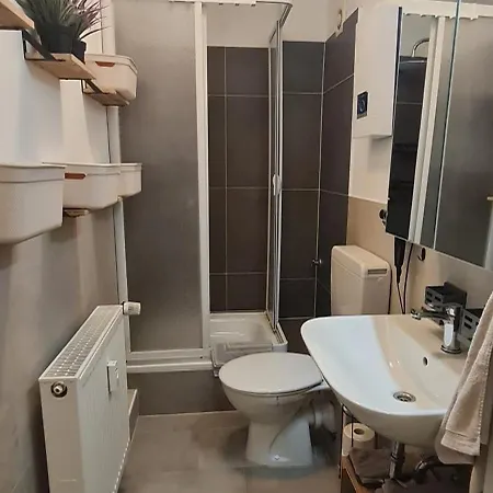 아파트 Moderne, Zentral Gelegene 2-zimmer-wohnung Fuer 4 Personen, Ideal Fuer Monteure, Messegaenger Und Touristen *