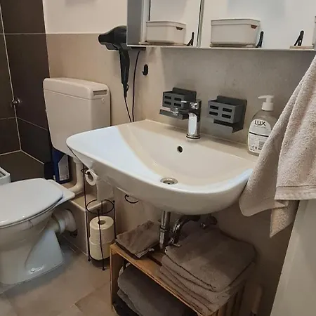 아파트 Moderne, Zentral Gelegene 2-zimmer-wohnung Fuer 4 Personen, Ideal Fuer Monteure, Messegaenger Und Touristen
